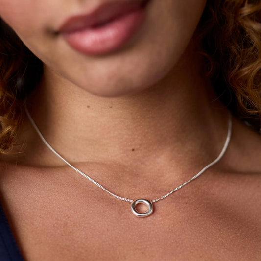 Wave Circle Delicate Necklace - Silver