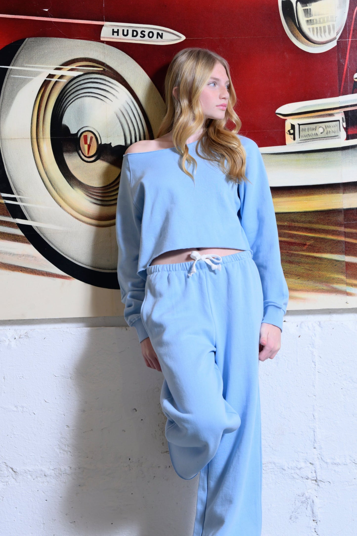 JUNIOR SHANE OFF SHOULDER CROP SWEATSHIRT
